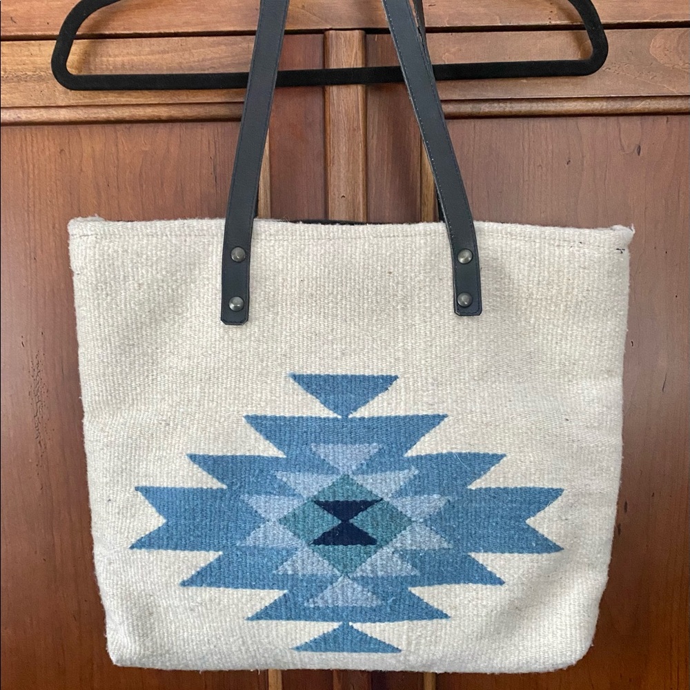 Large bag with a zipper closure from Mexico